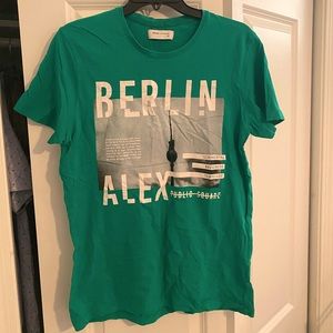 Berlin green men’s medium tee.